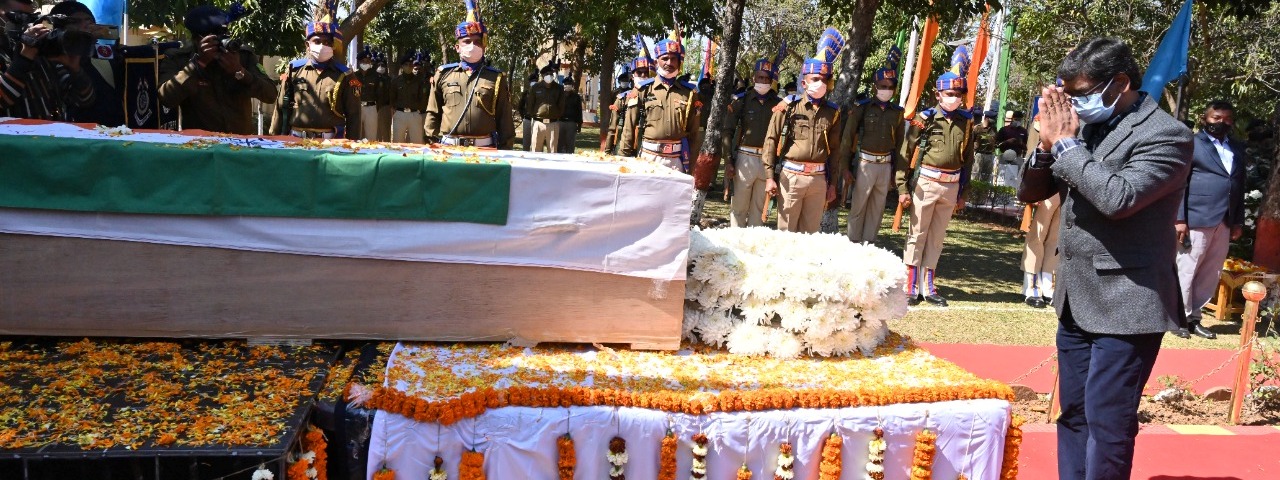 राज्यपाल श्री रमेश बैस और मुख्यमंत्री श्री हेमन्त सोरेन ने वीर शहीद एसबी तिर्की के पार्थिव शरीर पर पुष्प चक्र अर्पित कर दी श्रद्धांजलि 