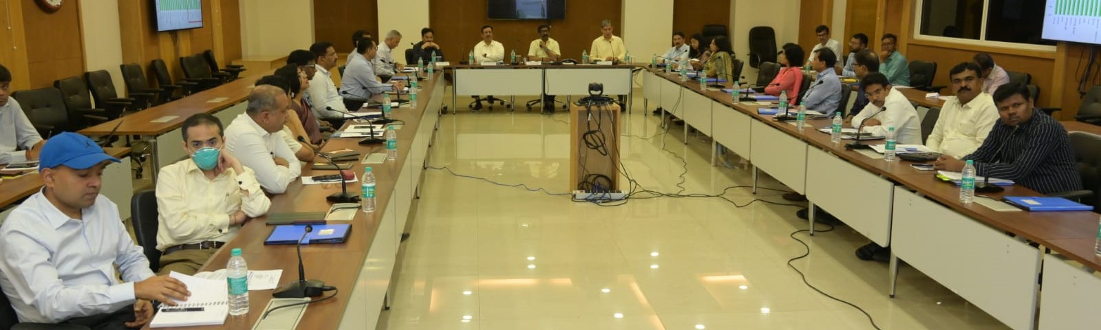 सभी जिलों के उपायुक्तों के साथ 'आपकी योजना-आपकी सरकार-आपके द्वार' अभियान के क्रियान्वयन से संबंधित बैठक में  दिशा-निर्देश देते हुए मुख्यमंत्री श्री हेमन्त सोरेन।