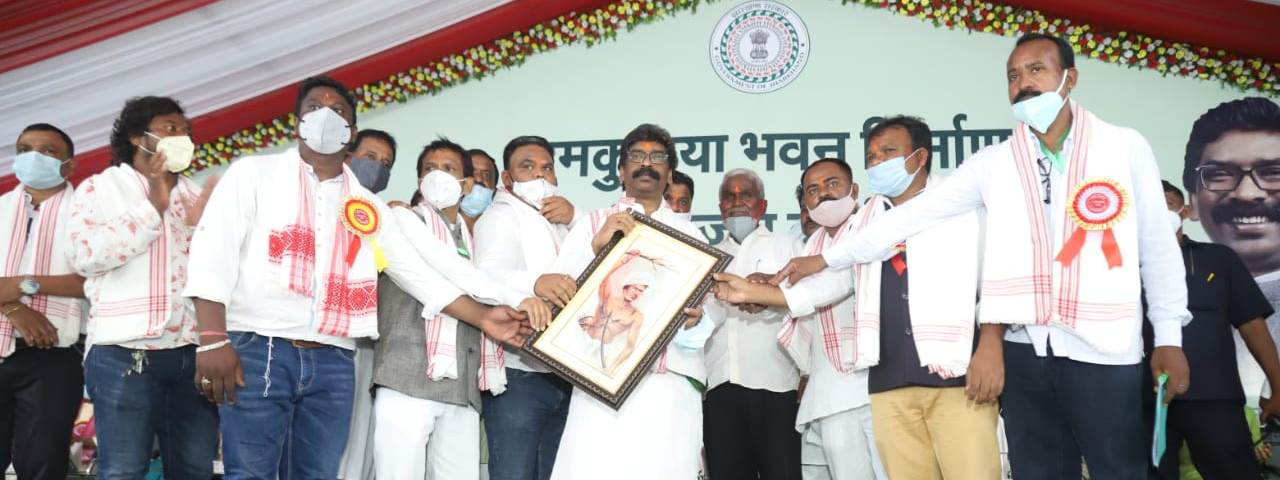 करमटोली (रांची) में बनने वाले केंद्रीय धुमकुड़िया भवन के भूमि पूजन कार्यक्रम में सम्मिलित हुए मुख्यमंत्री श्री हेमन्त सोरेन।