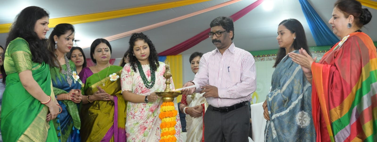 मुख्यमंत्री श्री हेमन्त सोरेन ने धर्मपत्नी श्रीमती कल्पना सोरेन संग जेसोवा के दीपावली मेले का किया उद्घाटन |