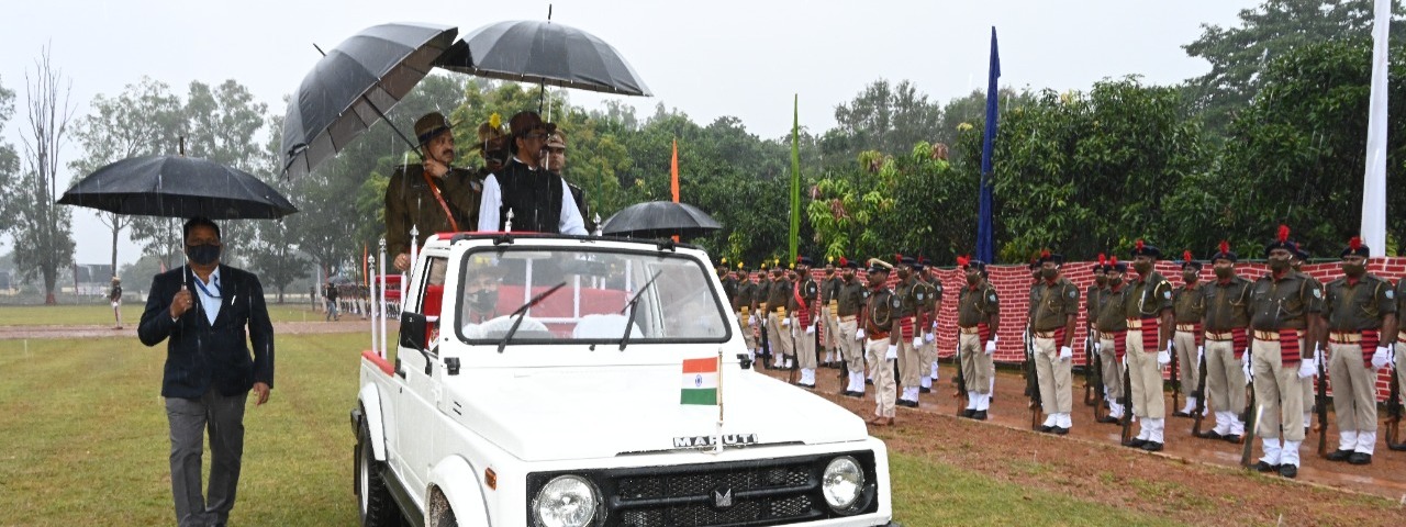 मुख्यमंत्री श्री हेमन्त सोरेन आज झारखंड राज्य स्थापना दिवस अलंकरण परेड समारोह में शामिल हुए, आकर्षक परेड का किया निरीक्षण,  ली सलामी