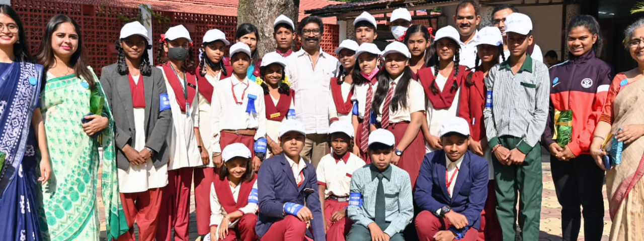 बाल दिवस के अवसर पर "बाल पत्रकारों से भेंटवार्ता कार्यक्रम" में बाल पत्रकारों के साथ बातचीत करते हुए मुख्यमंत्री श्री हेमन्त सोरेन।