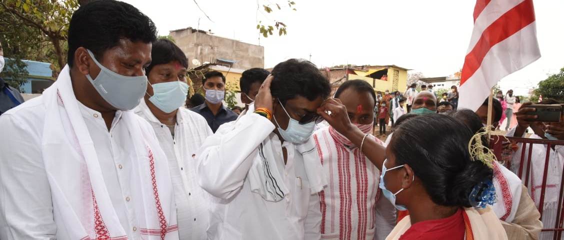 मुख्यमंत्री ने प्रकृति पर्व सरहुल के अवसर पर सिरम टोली रांची स्थित सरना स्थल पर पारंपरिक विधि-विधान के साथ पूजा-अर्चना की।