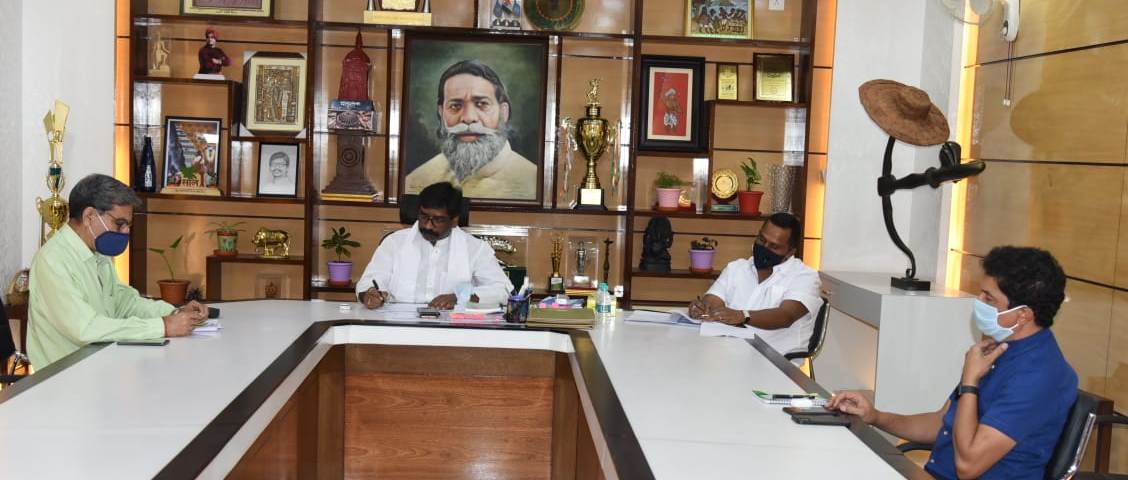 मुख्यमंत्री श्री हेमन्त सोरेन की अध्यक्षता में राज्य में कोरोना संक्रमण की स्थिति को लेकर उच्चस्तरीय बैठक हुई।