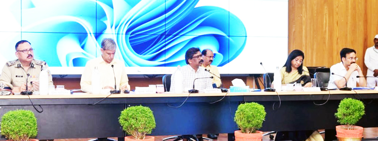 मुख्यमंत्री श्री हेमन्त सोरेन ने राज्य में विधि-व्यवस्था को लेकर वरीय  पदाधिकारियों की उपस्थिति में जिलों के उपायुक्त एवं वरीय पुलिस अधीक्षक/ पुलिस अधीक्षक के साथ की उच्च स्तरीय बैठक 