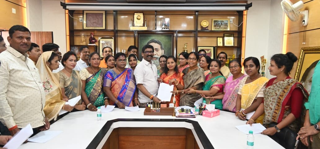 मुख्यमंत्री श्री हेमन्त सोरेन से राज्य के विभिन्न जिलों से पहुंचे नवनियुक्त जिला परिषद अध्यक्षों ने मुलाकात की।