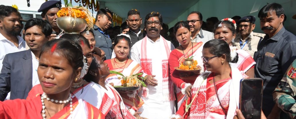 धरती आबा भगवान बिरसा मुंडा की जयंती एवं झारखंड राज्य स्थापना दिवस समारोह  में सम्मिलित हुए  मुख्यमंत्री श्री हेमन्त सोरेन, राज्यसभा सांसद और पूर्व मुख्यमंत्री दिशोम गुरु श्री शिबू सोरेन।