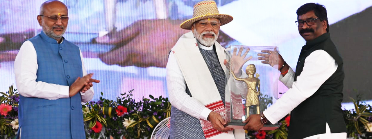 धरती आबा भगवान बिरसा मुंडा जयंती एवं जनजातीय गौरव महोत्सव-2023 के अवसर पर खूंटी में आयोजित कार्यक्रम में प्रधानमंत्री श्री नरेंद्र मोदी के साथ शामिल हुए मुख्यमंत्री श्री हेमन्त सोरेन |