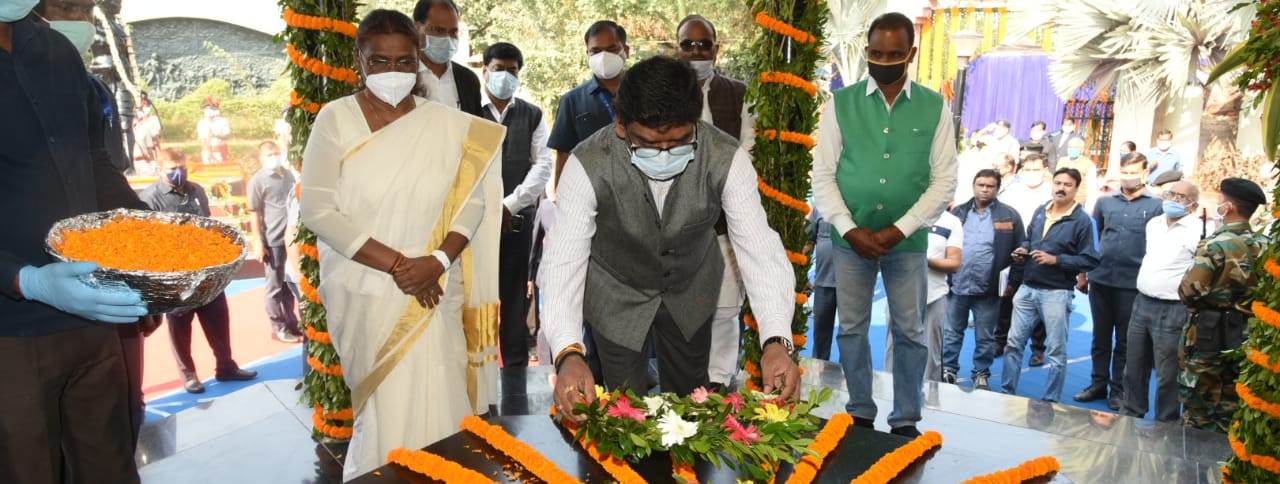 धरती आबा  बिरसा मुंडा की जयंती पर कोकर स्थित भगवान बिरसा मुंडा के समाधि स्थल और बिरसा चौक स्थित प्रतिमा  पर पुष्प अर्पित कर  माननीया राज्यपाल श्रीमती द्रौपदी मुर्मू एवं मुख्यमंत्री श्री हेमन्त सोरेन ने नमन किया 