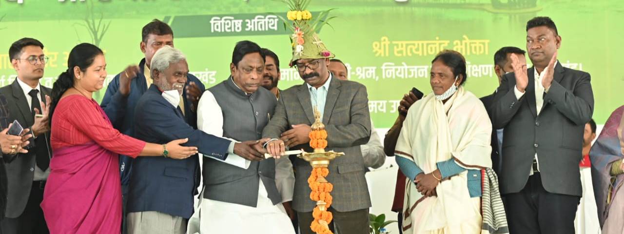 मुख्यमंत्री श्री हेमन्त सोरेन कोल्हान प्रमंडल के चाईबासा में आयोजित 'आपके अधिकार-आपकी सरकार आपके द्वार' कार्यक्रम के तहत आयोजित कार्यक्रम में शामिल हुए