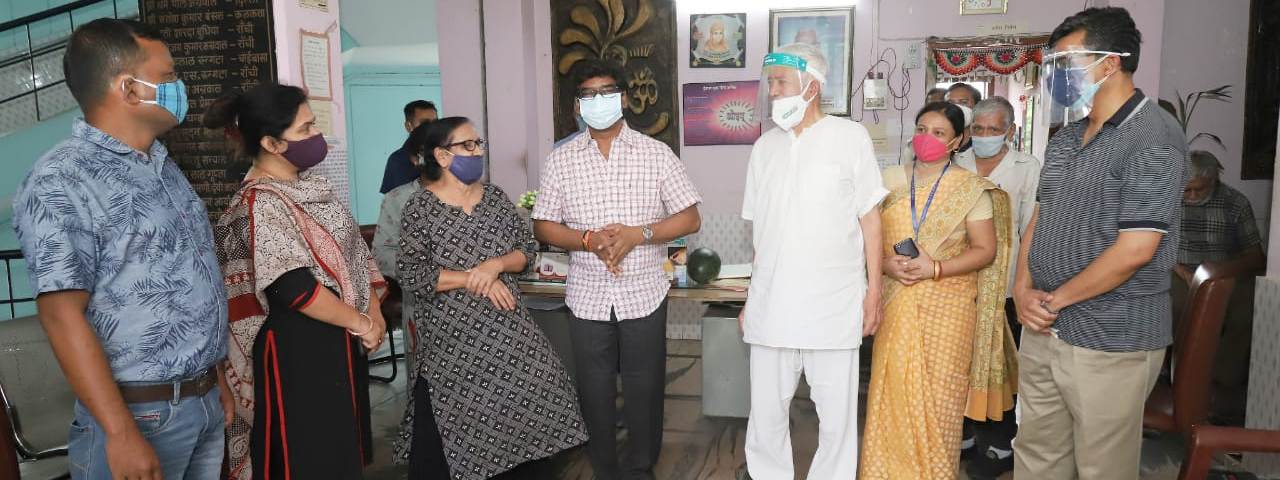 बरियातू रोड स्थित नंदराज वृद्ध आश्रम पहुंचे मुख्यमंत्री श्री हेमन्त सोरेन। मुख्यमंत्री ने वृद्ध आश्रम में रह रहे वृद्धजनों से कुशल क्षेम पूछा।