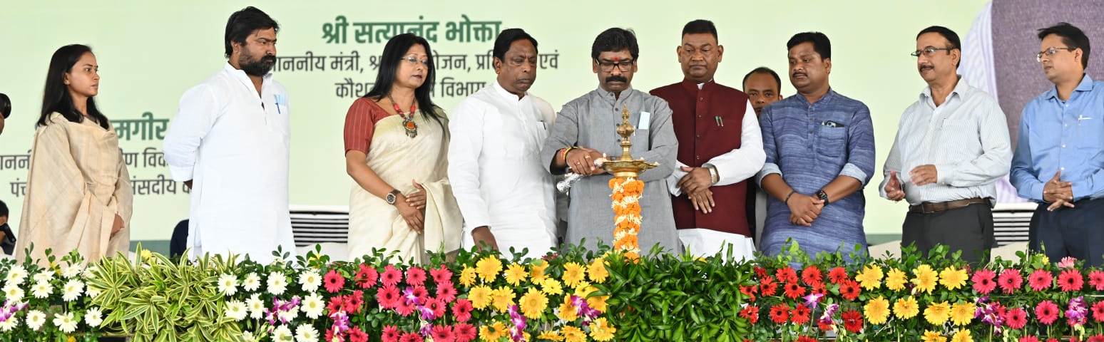 मुख्यमंत्री श्री हेमन्त सोरेन ने निजी क्षेत्र के अंतर्गत नियोजन -सह- नियुक्ति पत्र वितरण समारोह में 11 हज़ार 4 सौ छह चयनित युवक-युवतियों को सौंपा ऑफर लेटर |