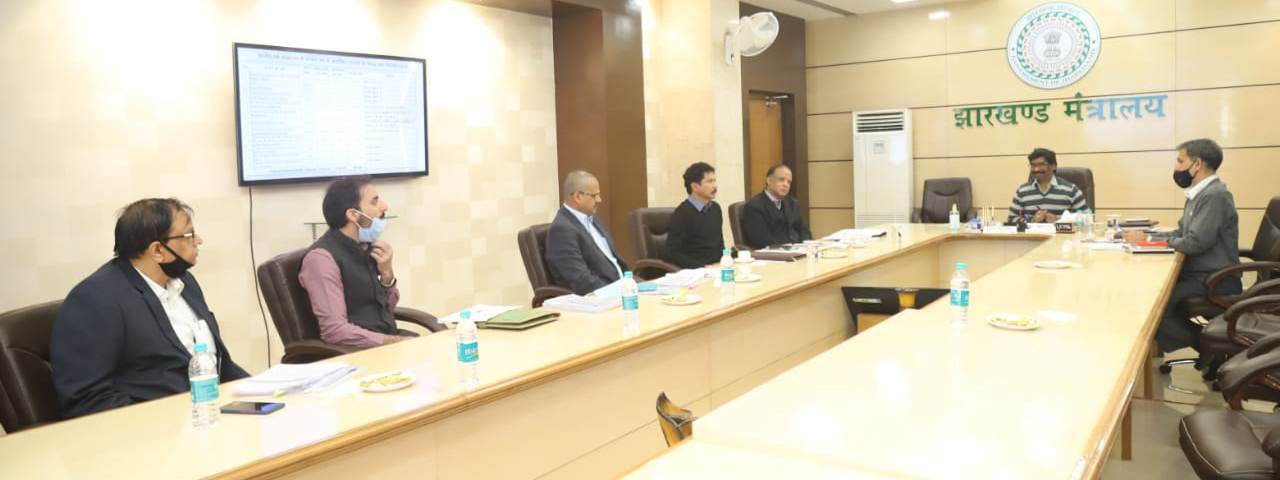 झारखण्ड मंत्रालय में ऊर्जा विभाग की समीक्षा बैठक करते मुख्यमंत्री श्री हेमन्त सोरेन।