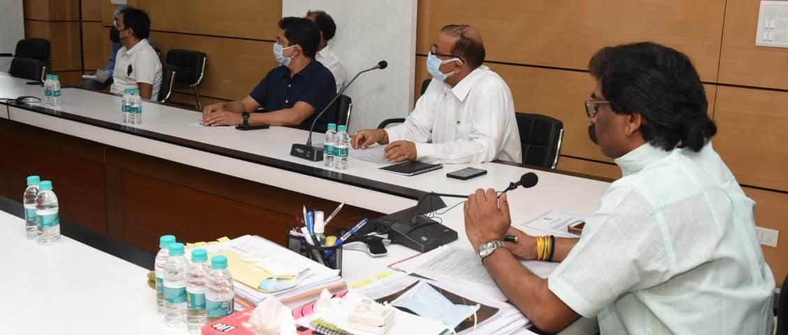 मुख्यमंत्री आवासीय कार्यालय से रामगढ़ जिला स्थित घाटोटांड़ में ऑक्सीजनयुक्त 80 बेडेड कोविड केयर सेंटर का  ऑनलाइन उद्घाटन करते हुए मुख्यमंत्री श्री हेमन्त सोरेन।