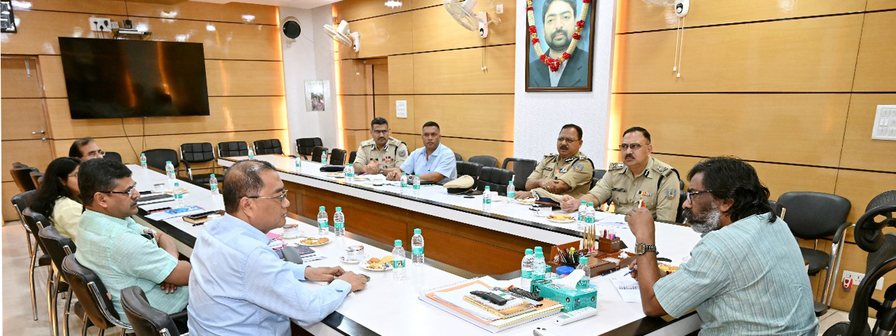 मुख्यमंत्री ने पुलिस पदाधिकारियों से कहा - अपराध  नियंत्रण के लिए ठोस कदम उठाएं, अपराधियों के खिलाफ कड़ी कार्रवाई हो 
