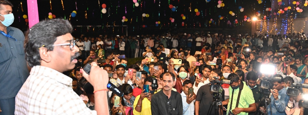 मुख्यमंत्री श्री हेमन्त सोरेन  रांची वीमेंस कॉलेज (साइंस ब्लॉक) स्थित आदिवासी छात्रावास  में प्रकृति पर्व करमा के अवसर पर आयोजित समारोह में शामिल हुए 