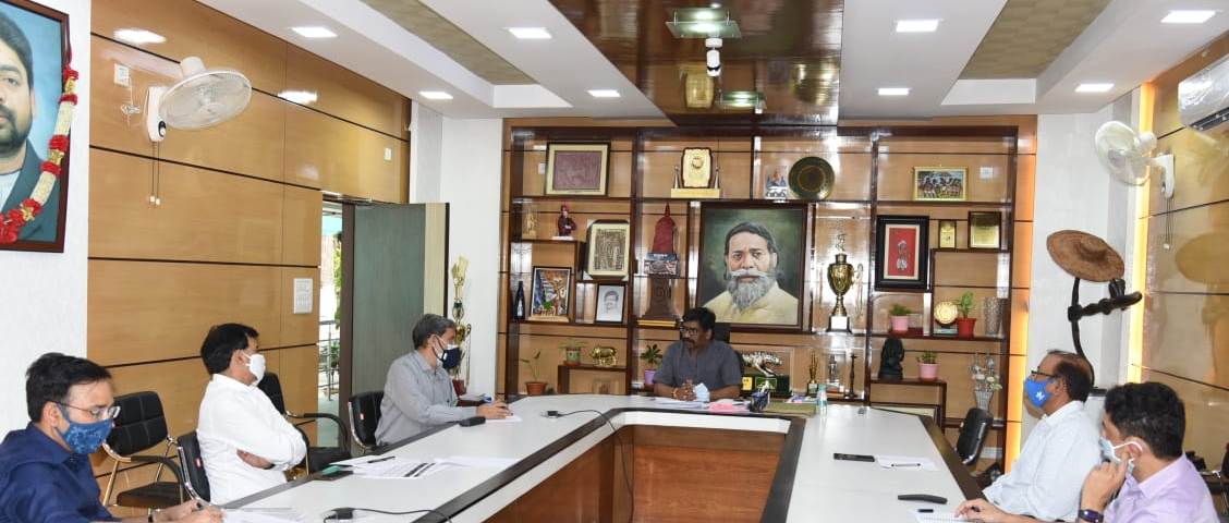 मुख्यमंत्री श्री हेमन्त सोरेन ने राज्य में बढ़ते कोरोना संक्रमण की अद्यतन स्थिति एवं रोकथाम हेतु तैयारियों को लेकर महत्वपूर्ण बैठक की।