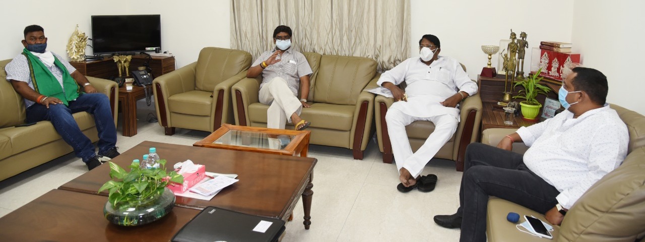 मुख्यमंत्री श्री हेमन्त सोरेन ने राज्य में बढ़ते कोरोना संक्रमण के मामलों के मद्देनजर कई महत्वपूर्ण निर्णय लिए।