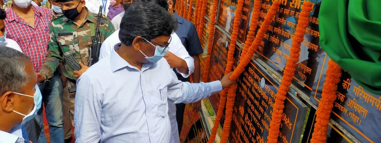 मुख्यमंत्री श्री हेमन्त सोरेन ने गोड्डा जिले के सुंदरपहाड़ी प्रखंड स्थित टेशोबथान गांव में आयोजित कार्यक्रम में 60 योजनाओं का ऑनलाइन उद्घाटन /शिलान्यास किया