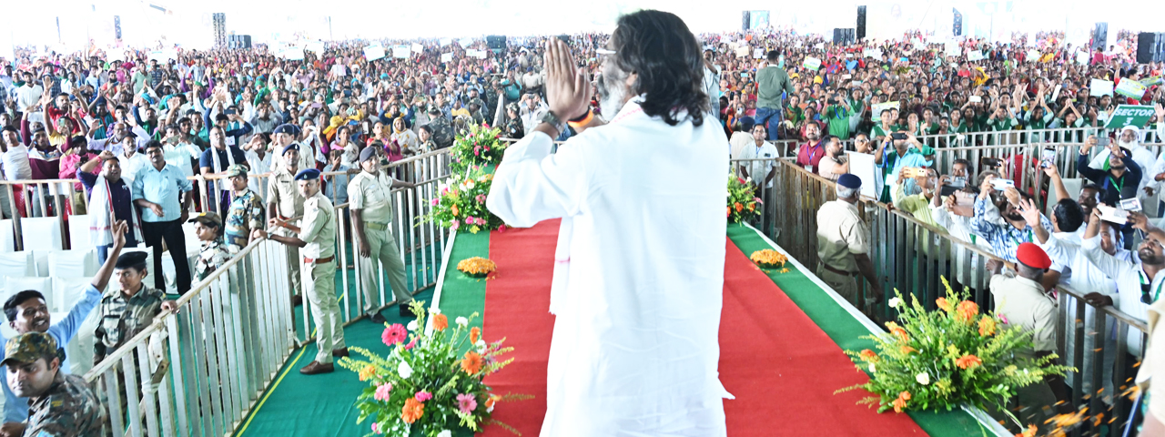 मुख्यमंत्री श्री हेमन्त सोरेन आज जामताड़ा जिला के कुंडहित प्रखंड अंतर्गत धनुकडीह मैदान में आयोजित "आपकी योजना-आपकी सरकार-आपके द्वार " कार्यक्रम में हुए सम्मिलित।