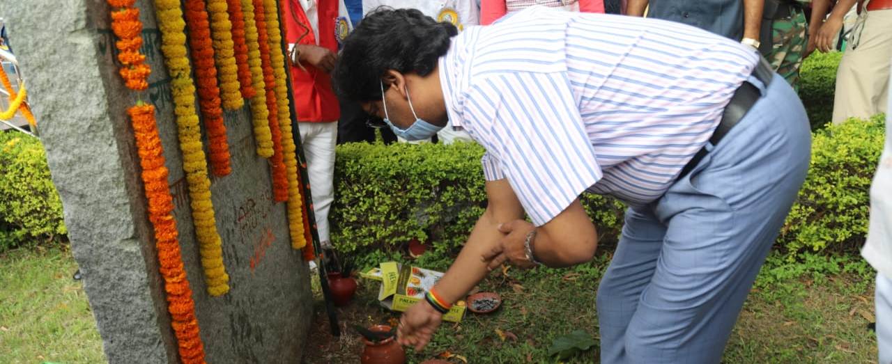 मुख्यमंत्री श्री हेमन्त सोरेन ने मोराहाबादी स्थित नीलाम्बर-पीताम्बर पार्क में वीर शहीद नीलाम्बर-पीताम्बर  की प्रतिमा का अनावरण कर पुष्प अर्पित किया