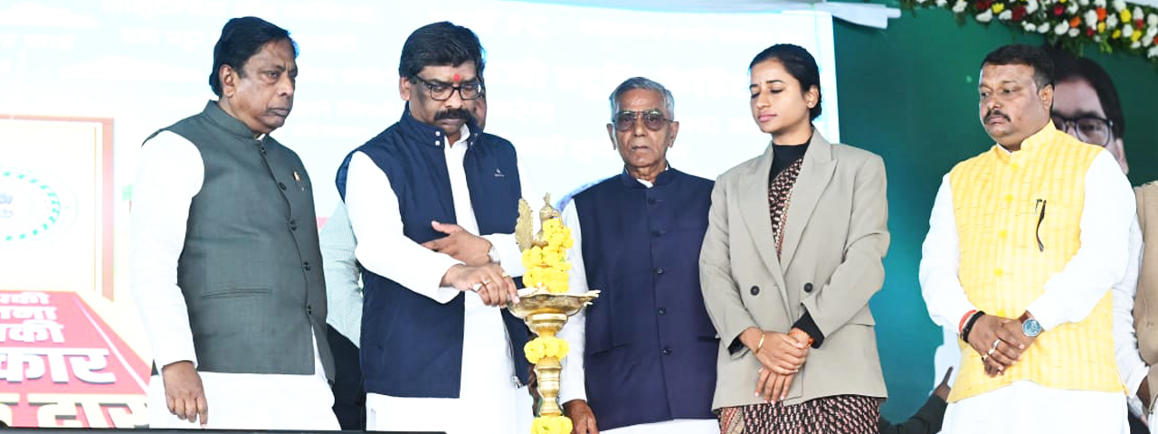 मुख्यमंत्री श्री हेमन्त सोरेन हज़ारीबाग़ के ईचाक प्रखंड के तेतरीय ग्राम में आयोजित "आपकी योजना- आपकी सरकार- आपके द्वार " कार्यक्रम में हुए सम्मिलित।