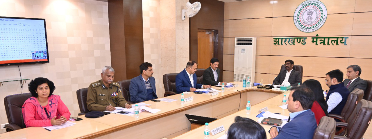 मुख्यमंत्री श्री हेमन्त सोरेन ने राज्य के विभिन्न जिलों के उपायुक्त, वरीय पुलिस अधीक्षक एवं पुलिस अधीक्षकों के साथ वीडियो कॉन्फ्रेंसिंग के माध्यम से विधि-व्यवस्था की समीक्षा की |