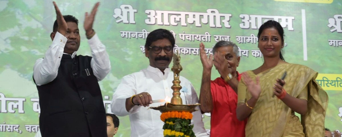 मुख्यमंत्री श्री हेमन्त सोरेन ने  चतरा में "आपकी योजना-आपकी सरकार- आपके द्वार " कार्यक्रम में   42 योजनाओं की दी सौगात, 67 योजनाओं की रखी आधारशिला |