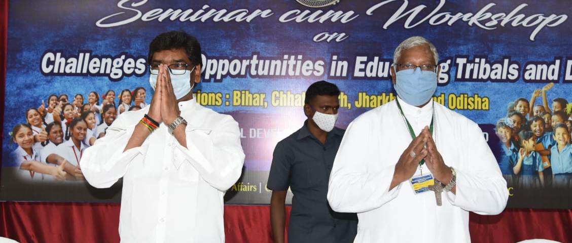 मुख्यमंत्री श्री हेमन्त सोरेन पुरुलिया रोड, रांची स्थित सोशल डेवलपमेंट सेंटर सभागार में "आदिवासियों एवं दलितों के शिक्षा के क्षेत्र में चुनौतियों और संभावनाओं विषय पर आयोजित दो दिवसीय सेमिनार सह कार्यशाला में सम्मिलित हुए।
