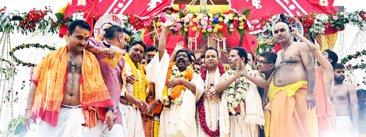 माननीय राज्यपाल श्री सी०पी० राधाकृष्णन एवं माननीय मुख्यमंत्री श्री हेमन्त सोरेन ऐतिहासिक जगन्नाथपुर मंदिर रथयात्रा महोत्सव में सम्मिलित हुए।