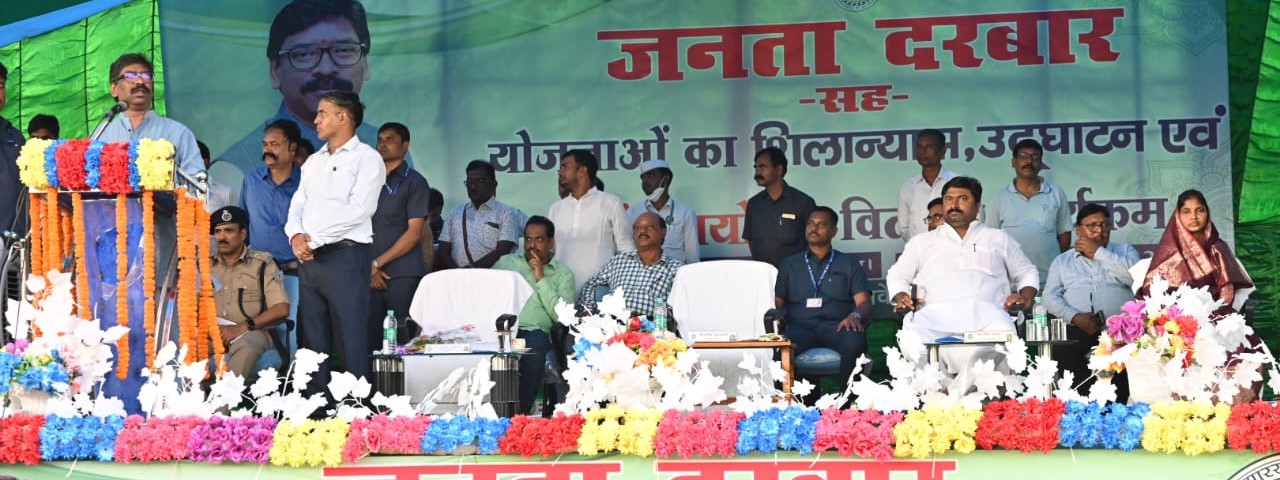 मुख्यमंत्री ने बरहेट में आयोजित जनता दरबार-सह-योजनाओं का शिलान्यास, उद्घाटन एवं परिसंपत्ति वितरण कार्यक्रम में किया लोगों को संबोधित |