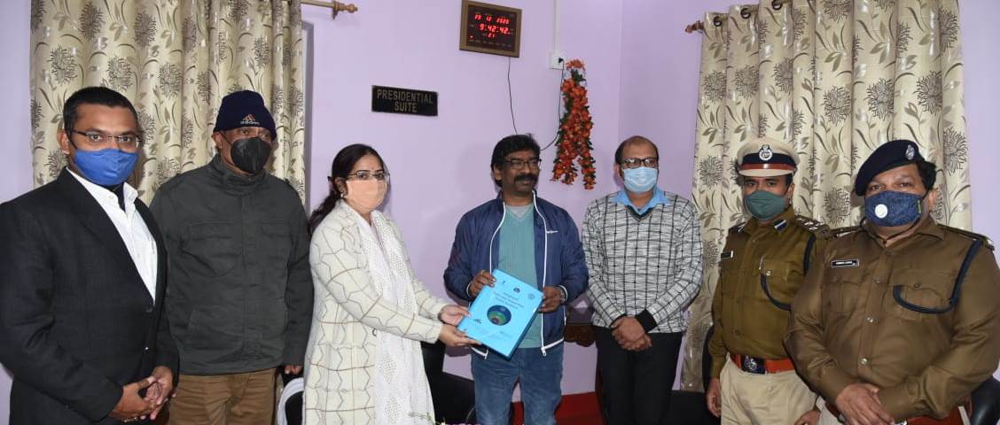 मुख्यमंत्री श्री हेमन्त सोरेन को जिला प्रशासन की ओर से कालाजार उन्मूलन  एक्शन प्लान की पुस्तिका उपायुक्त राजेश्वरी बी सौपीं