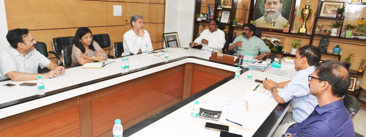 मुख्यमंत्री श्री हेमन्त सोरेन ने पथ निर्माण विभाग तथा ग्रामीण कार्य विभाग के अद्यतन कार्य प्रगति की समीक्षा की।