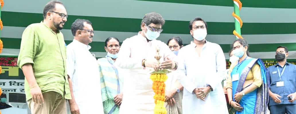 मुख्यमंत्री श्री हेमन्त सोरेन ने सर्वजन पेंशन योजना के तहत पेंशन वितरण-सह- जागरूकता कार्यक्रम में  53 योजनाओं की दी सौगात, 59 योजनाओं की रखी आधारशिला |