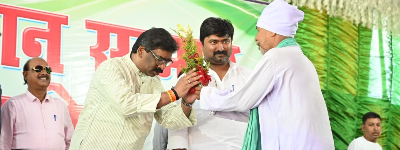 मुख्यमंत्री श्री हेमन्त सोरेन ने ग्राम प्रधान सम्मान समारोह में ग्राम प्रधानों को सम्मानित किया |