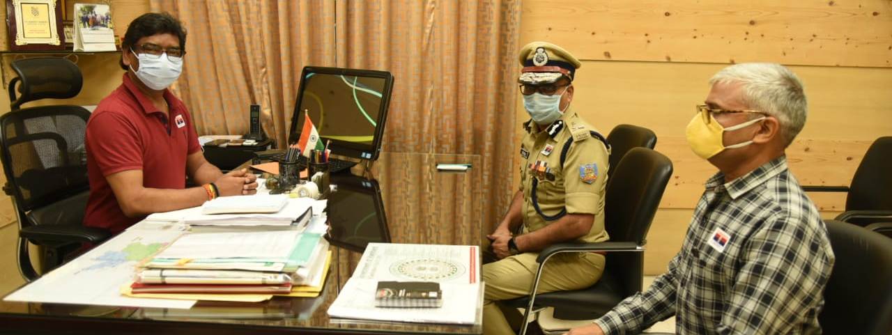  पुलिस संस्मरण दिवस के मौके पर आज मुख्यमंत्री श्री हेमन्त सोरेन को पुलिस महानिदेशक श्री एम वी राव और स्पेशल ब्रांच के अपर पुलिस महानिदेशक  श्री एम एल मीणा ने पुलिस झंडा प्रदान किया