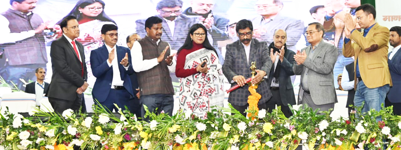 "रोजगार मेला" में 2500 कौशल प्राप्त युवाओं का ऑफर लेटर वितरण कार्यक्रम में बतौर मुख्य अतिथि सम्मिलित हुए मुख्यमंत्री श्री हेमन्त सोरेन।