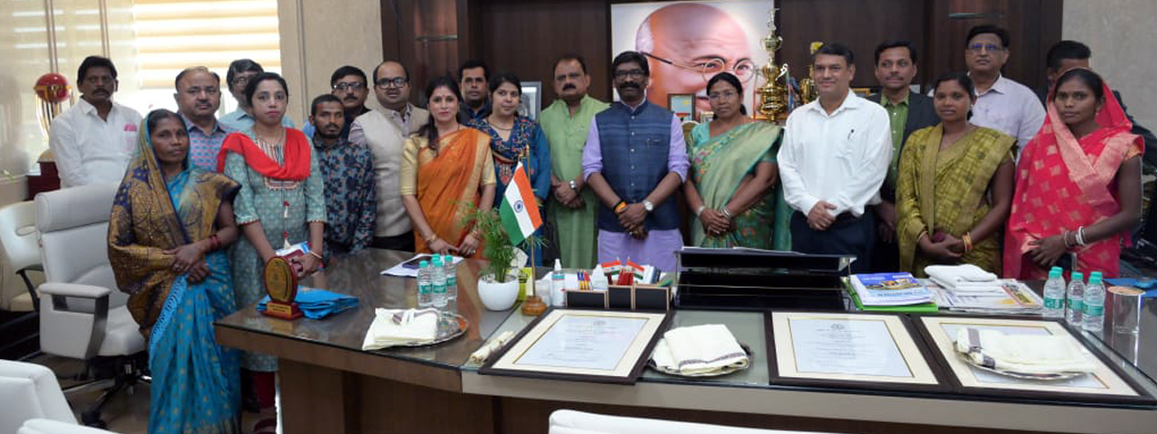 मुख्यमंत्री श्री हेमन्त सोरेन ने जल संरक्षण और स्वच्छता के क्षेत्र में बेहतर कार्य के लिए श्रीमती मुन्नी देवी , श्रीमती पार्वती देवी, श्रीमती पूजा देवी और श्रीमती पार्वती देवी को किया सम्मानित |