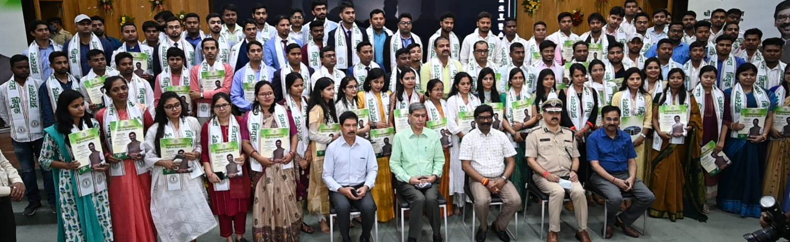 मुख्यमंत्री श्री हेमन्त सोरेन ने कुल 93 नवनियुक्त पदाधिकारियों के बीच नियुक्ति पत्र बांटा।