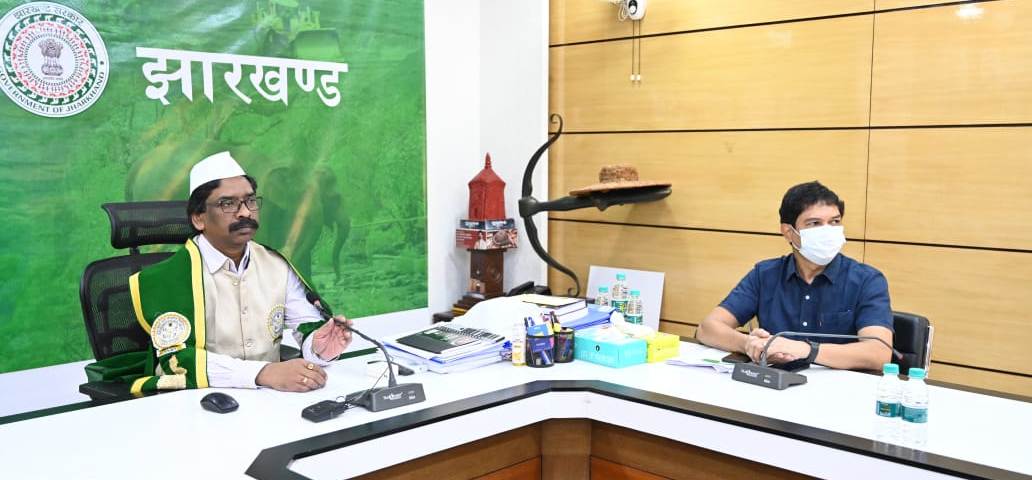 राज्यपाल श्री रमेश बैस और मुख्यमंत्री श्री हेमन्त सोरेन धनबाद स्थित बिनोद बिहारी महतो कोयलांचल विश्वविद्यालय के प्रथम दीक्षांत समारोह में वर्चुअल माध्यम से शामिल होकर छात्र-छात्राओं को शुभकामनाएं और बधाई दी।