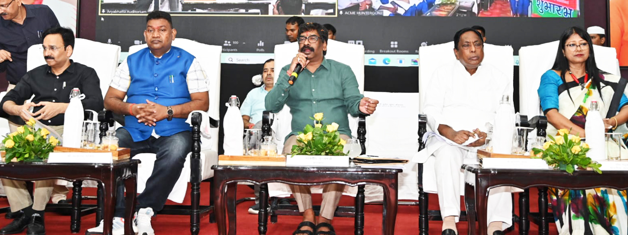 मुख्यमंत्री श्री हेमन्त सोरेन ने मुख्यमंत्री सारथी योजना के अंतर्गत बिरसा योजना एवं रोजगार प्रोत्साहन भत्ता तथा परिवहन भत्ता वितरण का किया शुभारंभ |