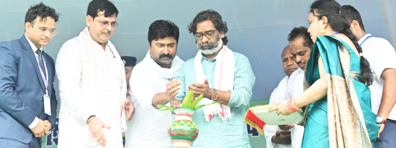 मुख्यमंत्री श्री हेमन्त सोरेन ने राजमहल में आयोजित कार्यक्रम में  विकास को गति देने के उद्देश्य से 34 योजनाओं का किया उद्घाटन- शिलान्यास, लाभुकों के बीच  बांटी परिसंपत्ति
