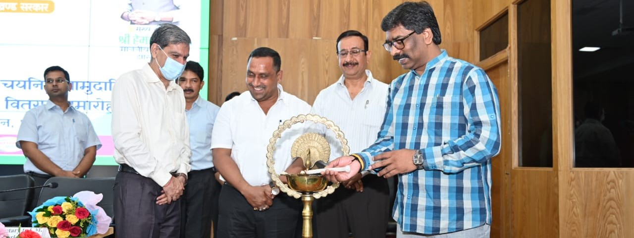 मुख्यमंत्री ने संविदा के आधार पर चयनित 217 आयुष प्रक्षेत्र के सामुदायिक स्वास्थ्य पदाधिकारियों के बीच नियुक्ति पत्र बांटा।