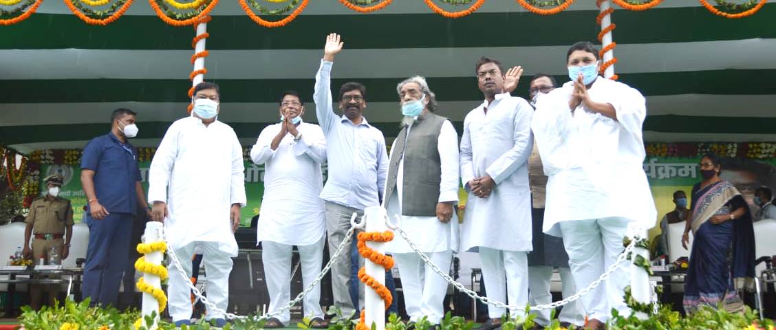 मुख्यमंत्री श्री हेमन्त सोरेन ने दुमका से सोना-सोबरन धोती साड़ी वितरण योजना का किया शुभारंभ 