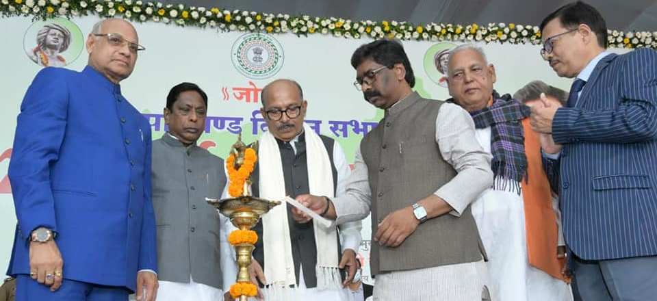 राज्यपाल श्री रमेश बैस, विधानसभा अध्यक्ष श्री रबीन्द्र नाथ महतो और मुख्यमंत्री श्री हेमन्त सोरेन झारखण्ड विधानसभा के 21वें वर्षगांठ समारोह में शामिल हुए।