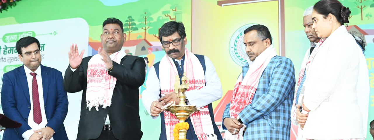 मुख्यमंत्री श्री हेमन्त सोरेन धनबाद जिला के बलियापुर प्रखंड में आयोजित "आपकी योजना- आपकी सरकार-आपके द्वार " कार्यक्रम में सम्मिलित हुए ।