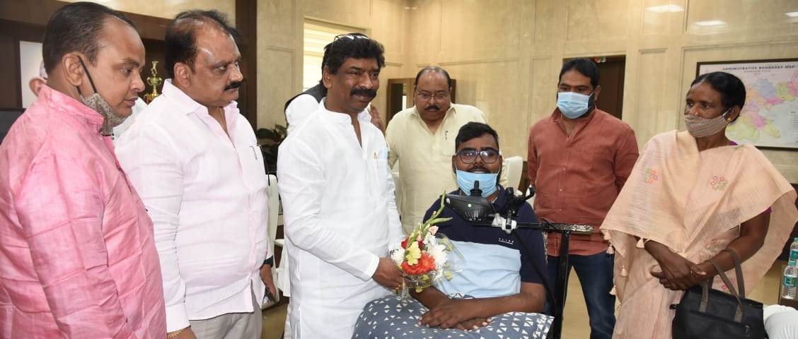 मुख्यमंत्री श्री हेमन्त सोरेन से शारीरिक रूप से दिव्यांग बोसी के अंतरराष्ट्रीय खिलाड़ी श्री अजेय राज ने मुलाकात की 