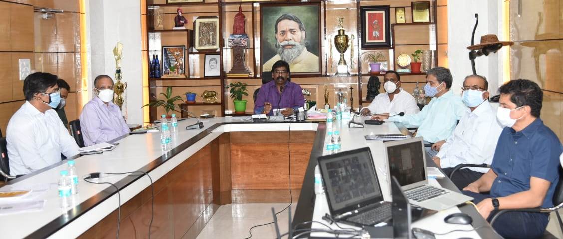 केंद्रीय माध्यमिक शिक्षा बोर्ड द्वारा (CBSE) कक्षा 12वीं की बोर्ड परीक्षा, प्रोफेशनल कोर्सेस एवं अन्य एंट्रेंस परीक्षाओं के आयोजन को लेकर वीडियो कॉन्फ्रेसिंग के जरिए आयोजित बैठक में सम्मिलित हुए मुख्यमंत्री श्री हेमन्त सोरेन।