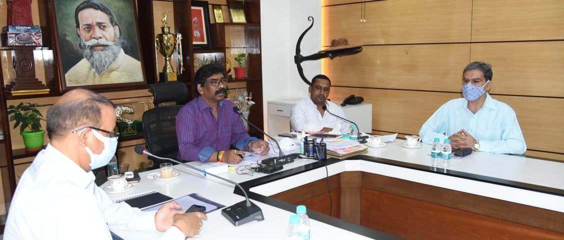 कोरोना संक्रमण के तीसरे लहर की संभावना के मद्देनजर तैयारी में जुटी राज्य सरकार, वेबिनार आयोजित कर देश एवं राज्य के विभिन्न अस्पतालों के विशेषज्ञ डॉक्टर एवं शिशु रोग विशेषज्ञ डॉक्टरों के साथ मुख्यमंत्री श्री हेमन्त सोरेन ने किया विचार-विमर्श।