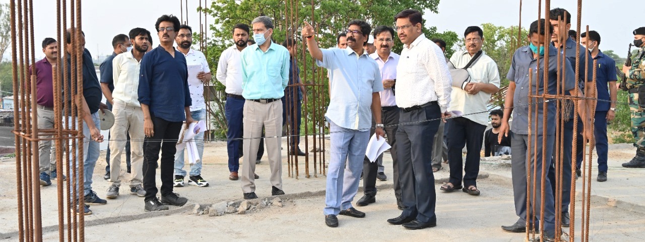 मुख्यमंत्री श्री हेमन्त सोरेन  ने मॉडल स्कूल (सेंटर ऑफ एक्सीलेंस) ठाकुर विश्वनाथ शाहदेव उच्च विद्यालय , जगन्नाथपुर, धुर्वा के निर्माणाधीन भवन का किया निरीक्षण |